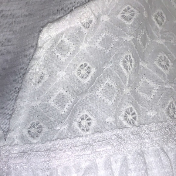 🆕Pretty💕Lacey Top🌼Front Gathered areas w/Crocheted Lace between & side splits - Picture 6 of 11